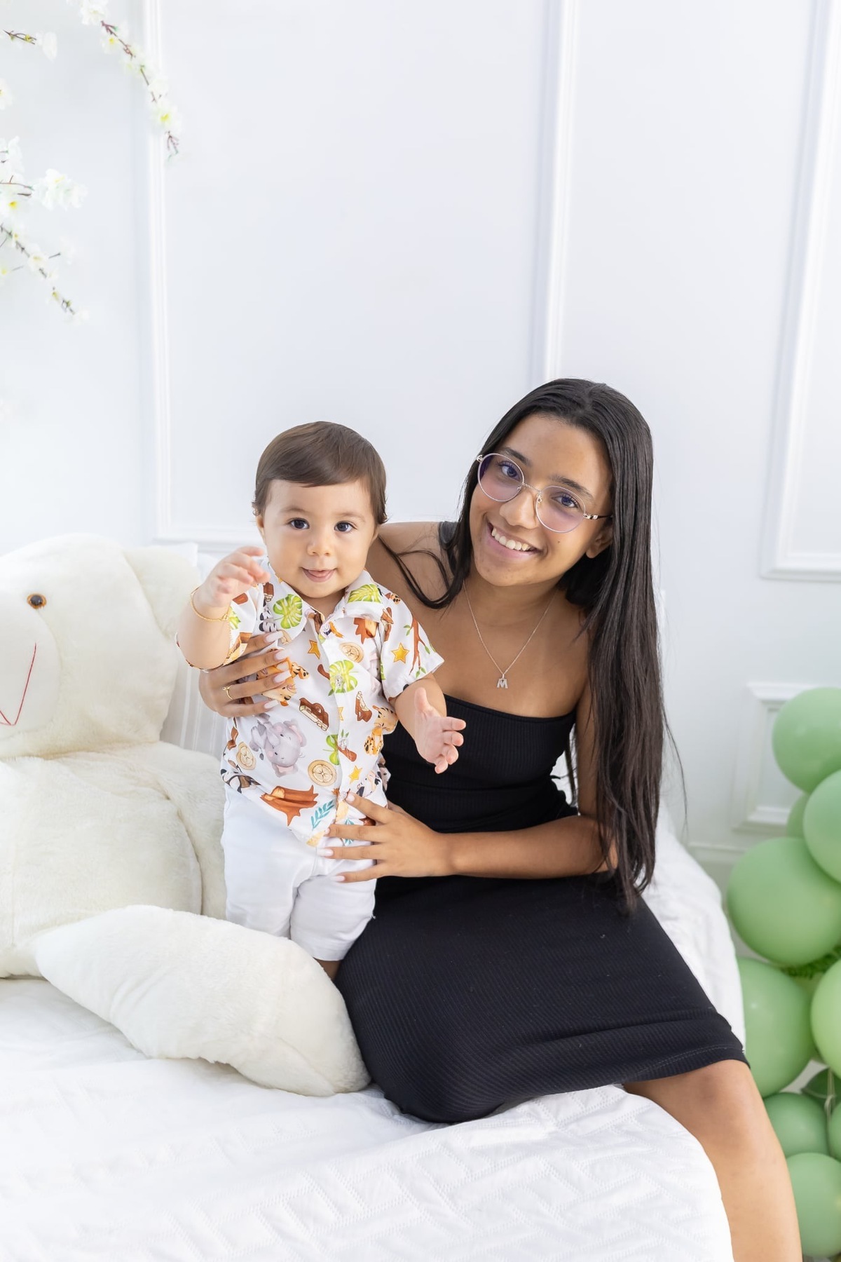 Ensaio de smash the cake em estúdio. Fotografo em Londrina especializado em ensaios de bebes, família e crianças. Momento registrado pela fotografa Giscellayne.