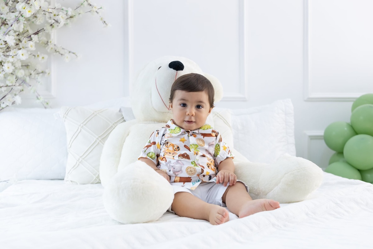 Ensaio de smash the cake em estúdio. Fotografo em Londrina especializado em ensaios de bebes, família e crianças. Momento registrado pela fotografa Giscellayne.