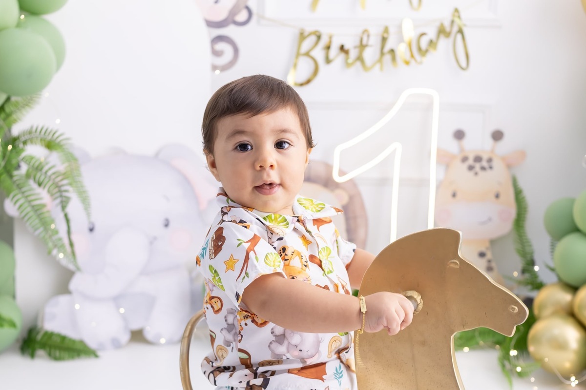 Ensaio de smash the cake em estúdio. Fotografo em Londrina especializado em ensaios de bebes, família e crianças. Momento registrado pela fotografa Giscellayne.