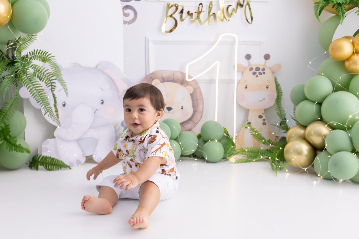 Ensaio de smash the cake em estúdio. Fotografo em Londrina especializado em ensaios de bebes, família e crianças. Momento registrado pela fotografa Giscellayne.