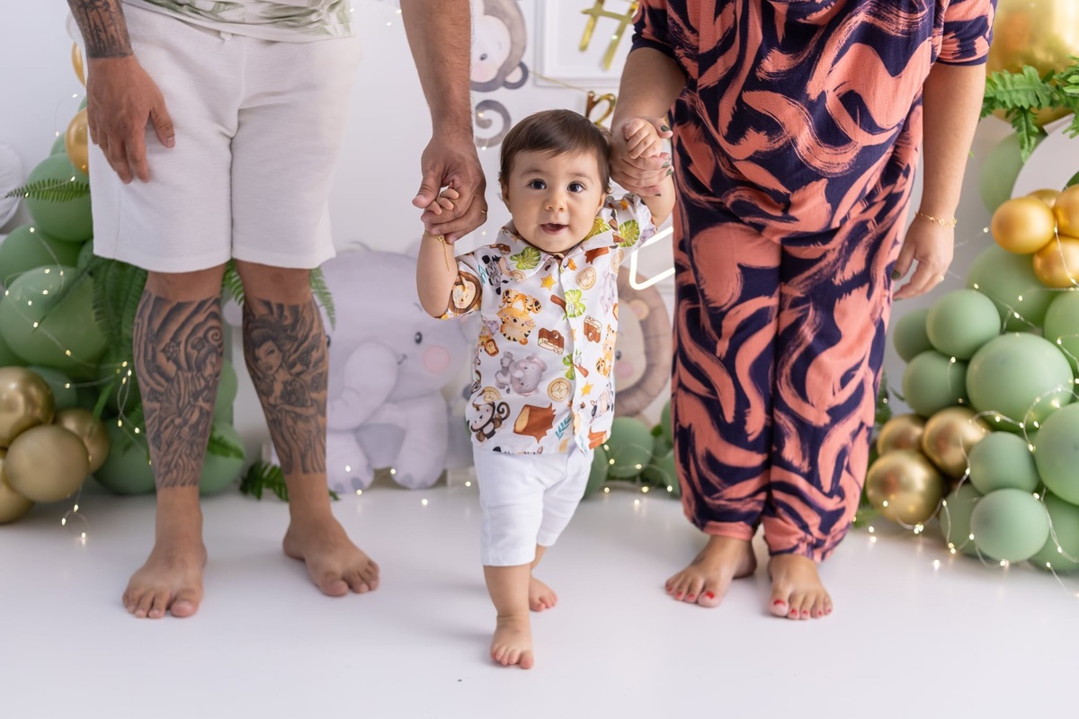 Ensaio de smash the cake em estúdio. Fotografo em Londrina especializado em ensaios de bebes, família e crianças. Momento registrado pela fotografa Giscellayne.
