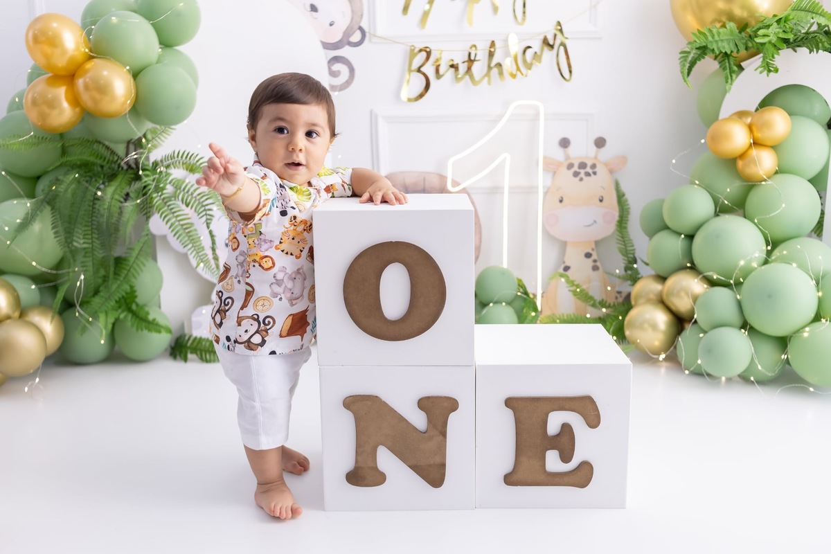 Ensaio de smash the cake em estúdio. Fotografo em Londrina especializado em ensaios de bebes, família e crianças. Momento registrado pela fotografa Giscellayne.