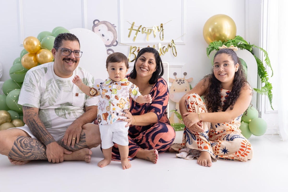 Ensaio de smash the cake em estúdio. Fotografo em Londrina especializado em ensaios de bebes, família e crianças. Momento registrado pela fotografa Giscellayne.
