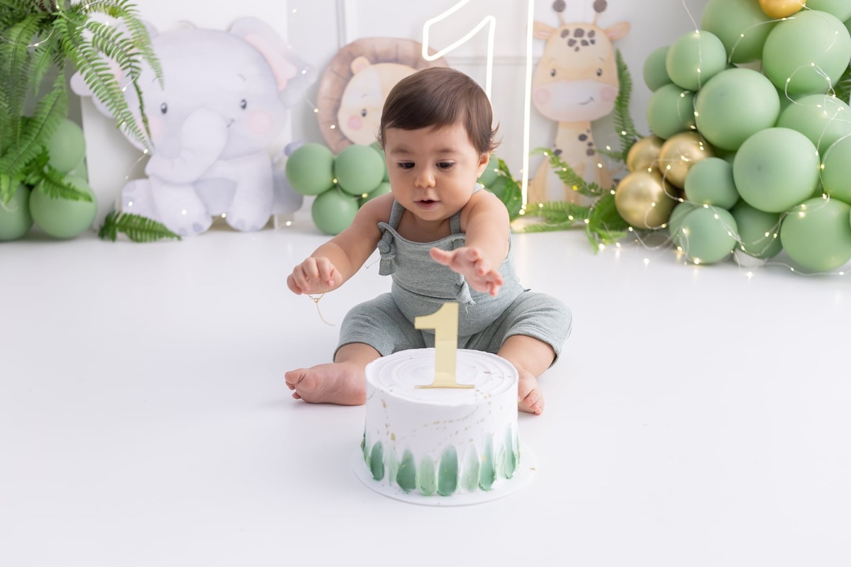 Ensaio de smash the cake em estúdio. Fotografo em Londrina especializado em ensaios de bebes, família e crianças. Momento registrado pela fotografa Giscellayne.