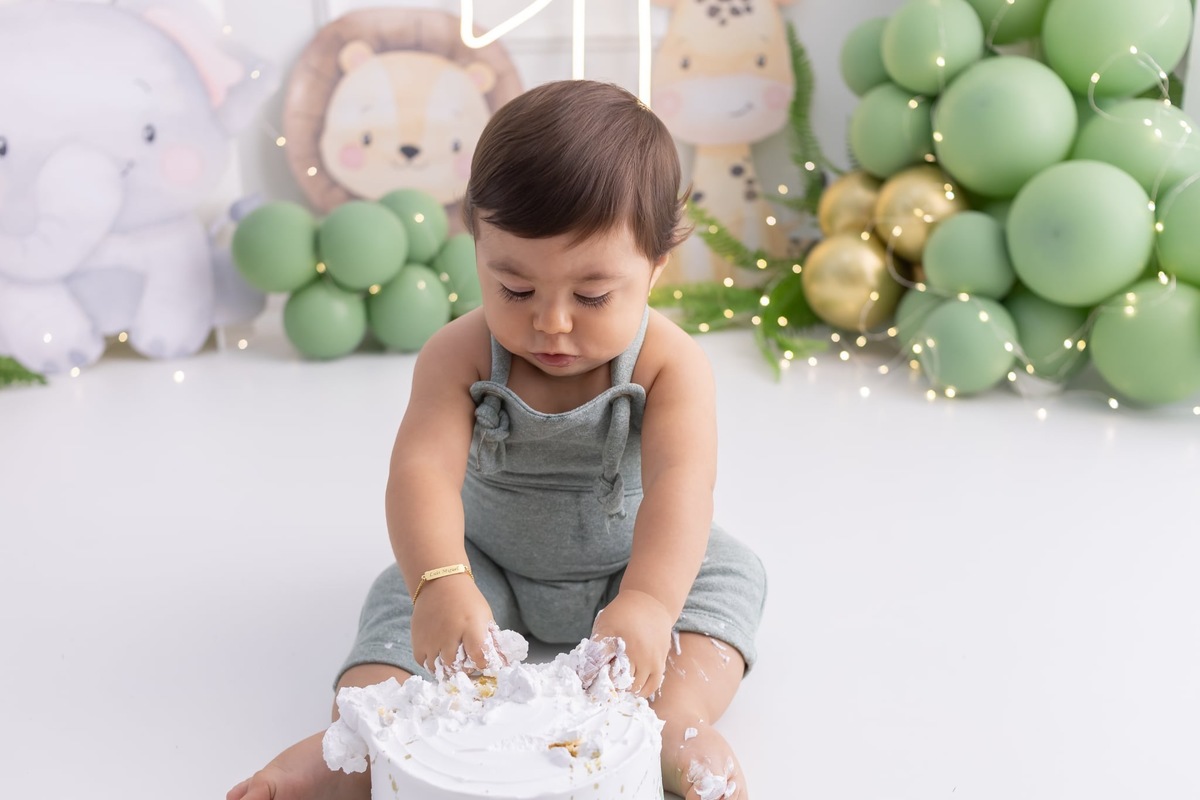 Ensaio de smash the cake em estúdio. Fotografo em Londrina especializado em ensaios de bebes, família e crianças. Momento registrado pela fotografa Giscellayne.