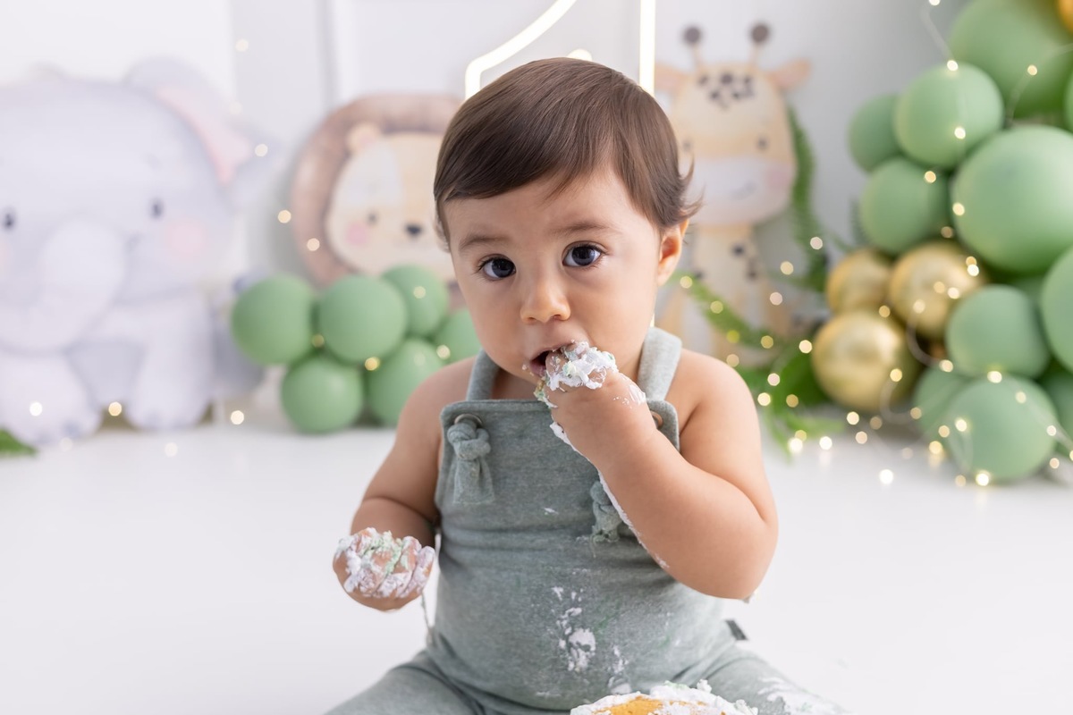 Ensaio de smash the cake em estúdio. Fotografo em Londrina especializado em ensaios de bebes, família e crianças. Momento registrado pela fotografa Giscellayne.