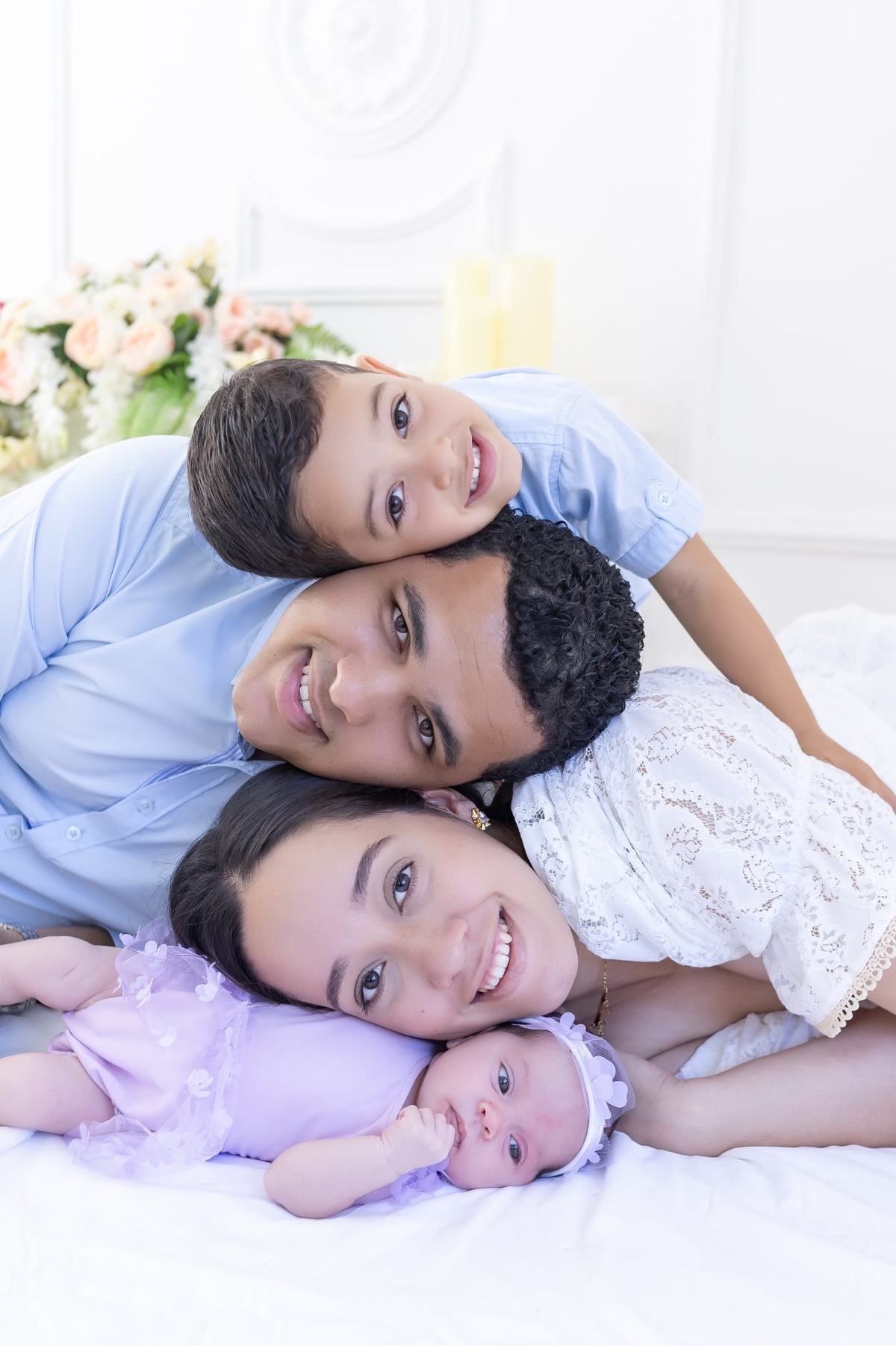 Ensaio de newborn em estúdio. Fotografo em Londrina especializado em ensaios de bebes, família e crianças. Momento registrado pela fotografa Giscellayne.