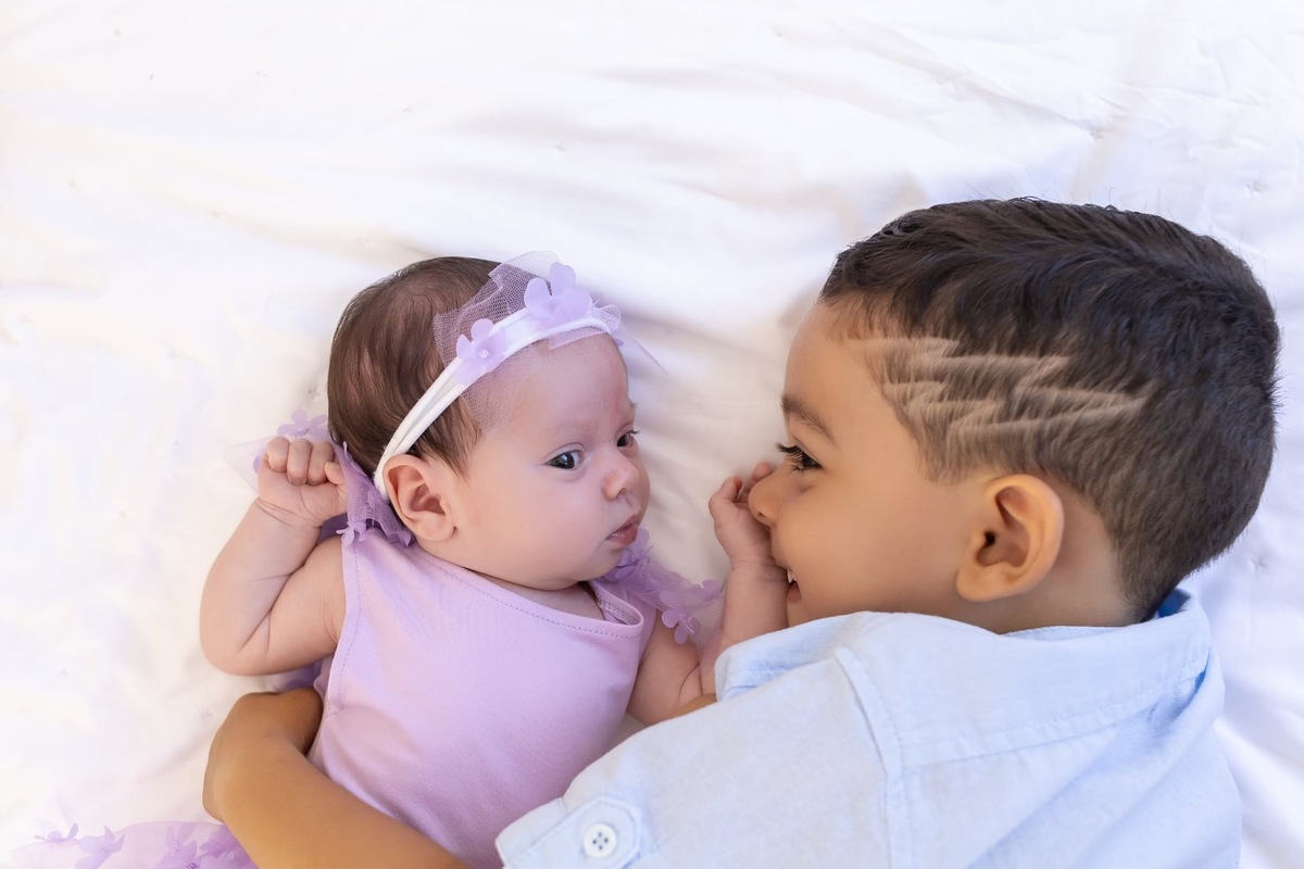 Ensaio de newborn em estúdio. Fotografo em Londrina especializado em ensaios de bebes, família e crianças. Momento registrado pela fotografa Giscellayne.