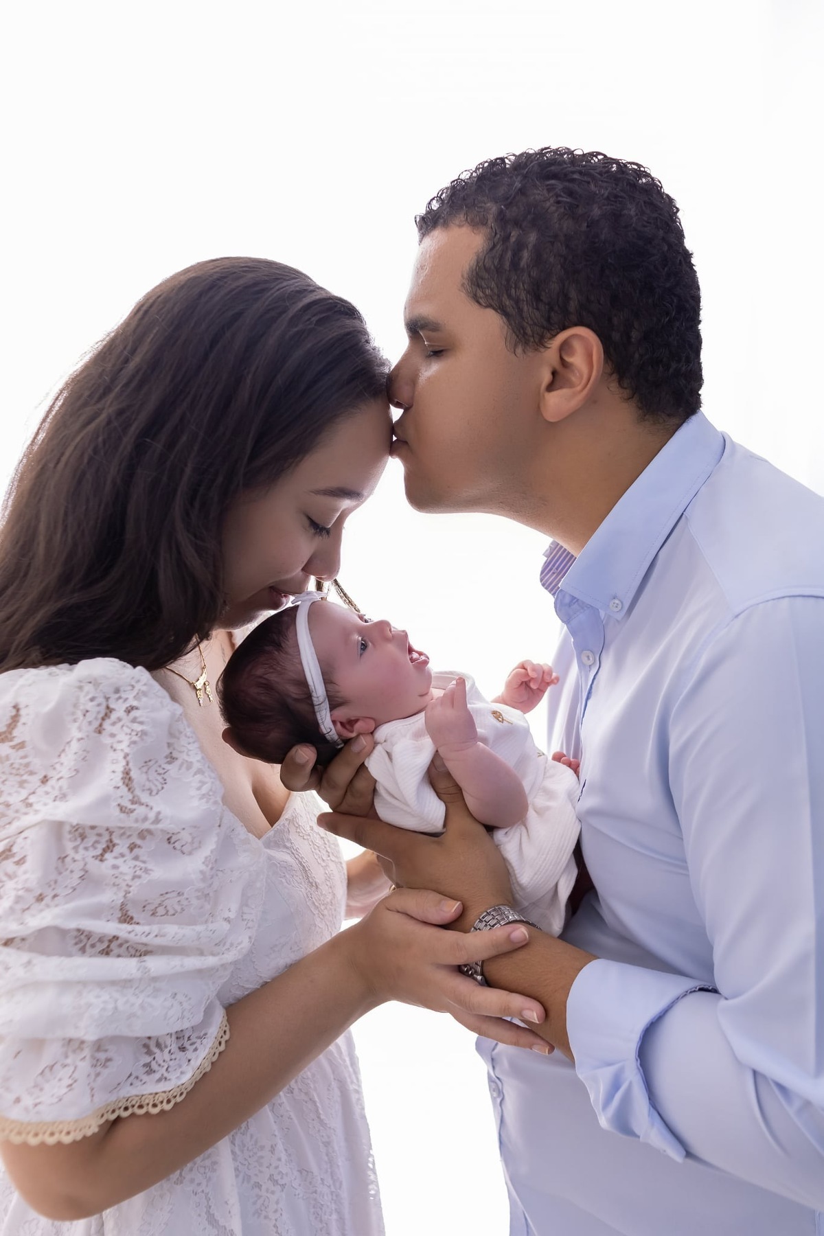 Ensaio de newborn em estúdio. Fotografo em Londrina especializado em ensaios de bebes, família e crianças. Momento registrado pela fotografa Giscellayne.