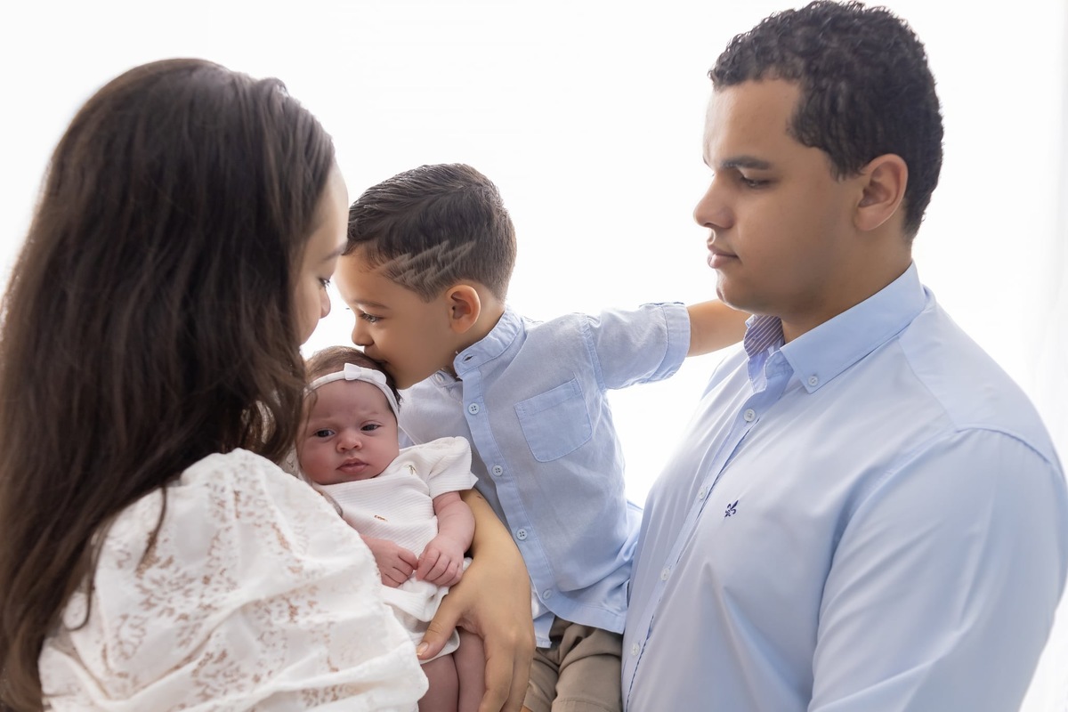 Ensaio de newborn em estúdio. Fotografo em Londrina especializado em ensaios de bebes, família e crianças. Momento registrado pela fotografa Giscellayne.