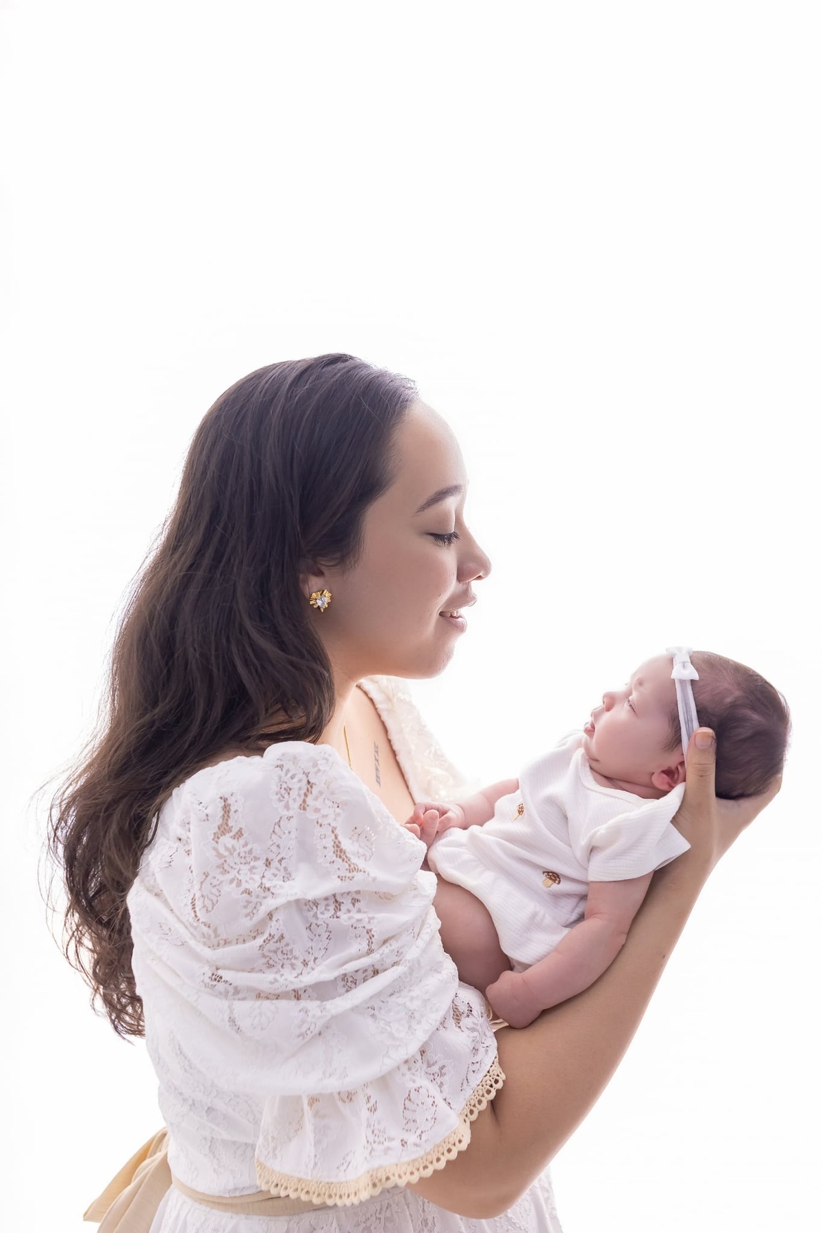 Ensaio de newborn em estúdio. Fotografo em Londrina especializado em ensaios de bebes, família e crianças. Momento registrado pela fotografa Giscellayne.