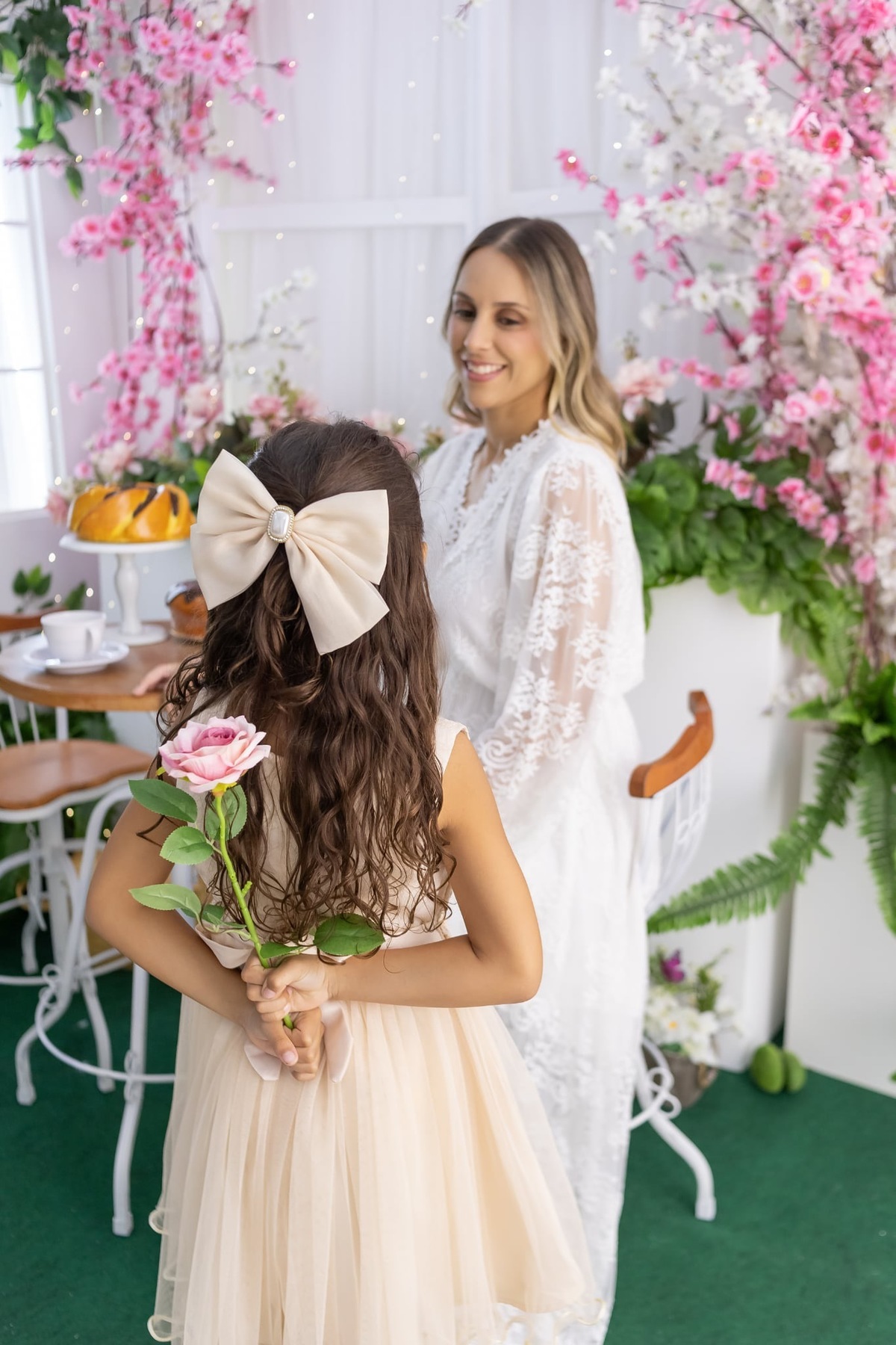 Ensaio de smash the cake em estúdio. Fotografo em Londrina especializado em ensaios de bebes, família e crianças. Momento registrado pela fotografa Giscellayne.