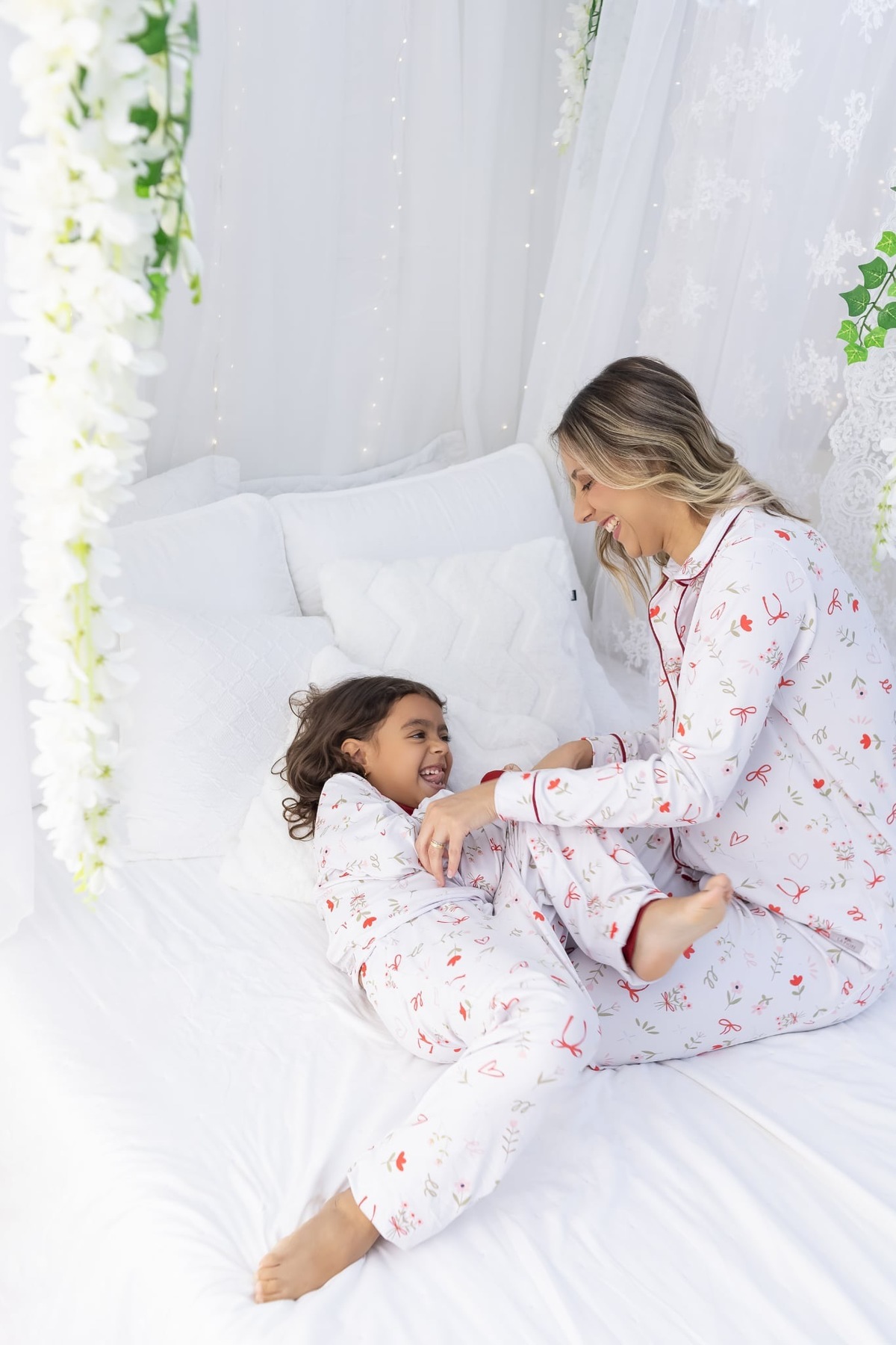 Ensaio de smash the cake em estúdio. Fotografo em Londrina especializado em ensaios de bebes, família e crianças. Momento registrado pela fotografa Giscellayne.