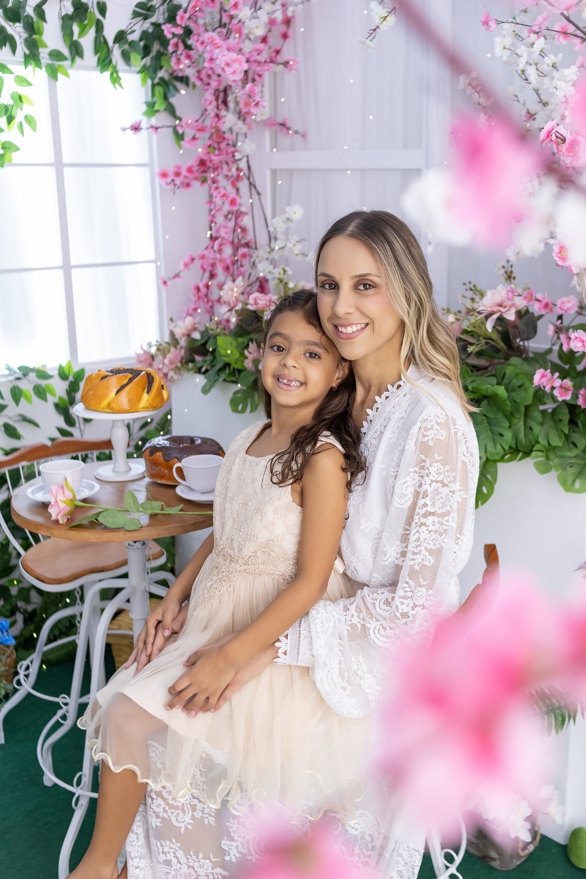 Ensaio de smash the cake em estúdio. Fotografo em Londrina especializado em ensaios de bebes, família e crianças. Momento registrado pela fotografa Giscellayne.
