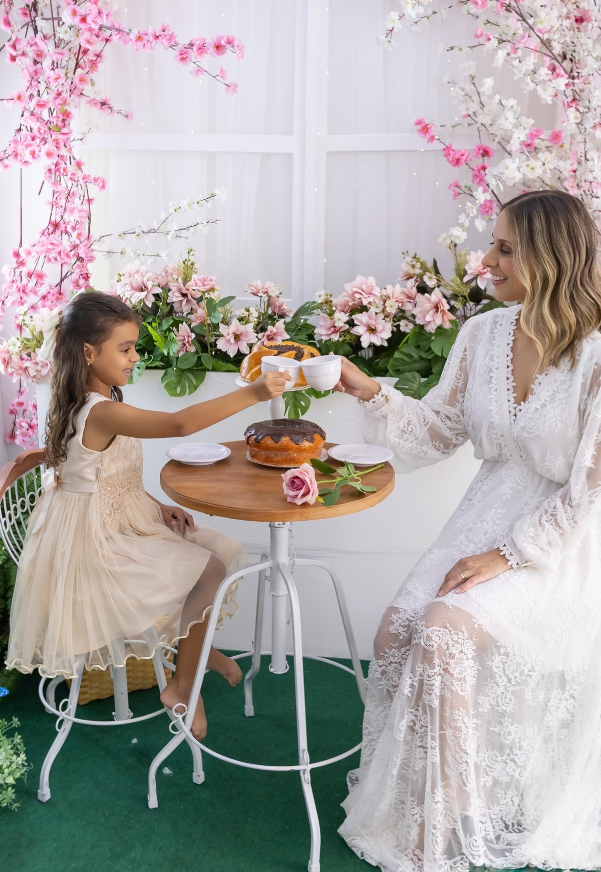 Ensaio de smash the cake em estúdio. Fotografo em Londrina especializado em ensaios de bebes, família e crianças. Momento registrado pela fotografa Giscellayne.