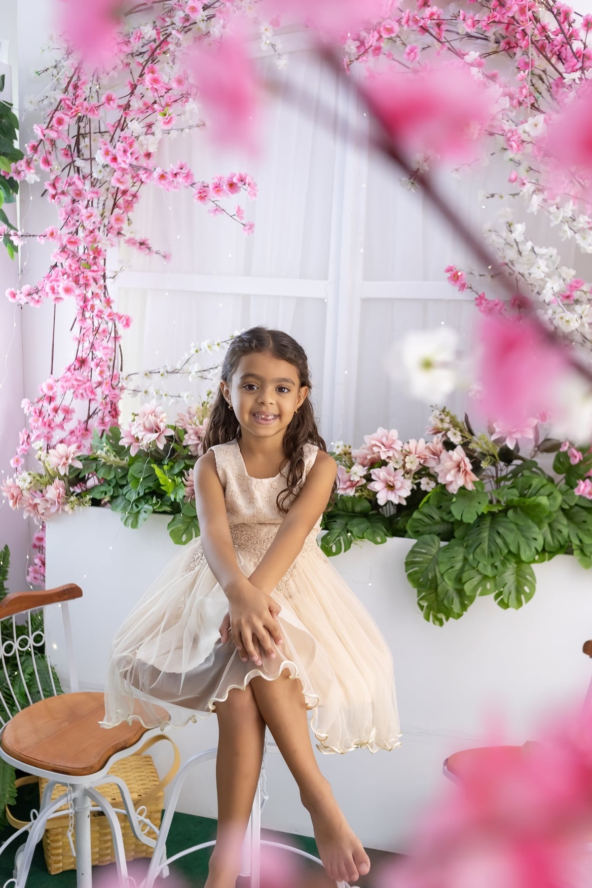 Ensaio de smash the cake em estúdio. Fotografo em Londrina especializado em ensaios de bebes, família e crianças. Momento registrado pela fotografa Giscellayne.