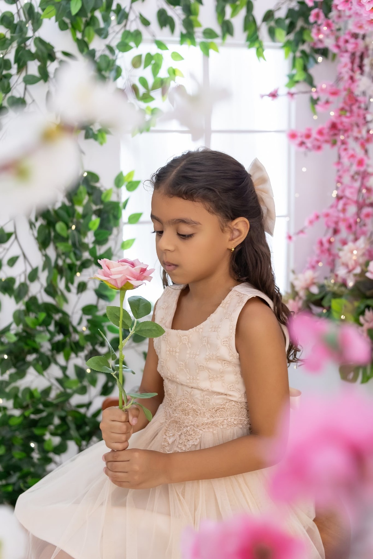 Ensaio de smash the cake em estúdio. Fotografo em Londrina especializado em ensaios de bebes, família e crianças. Momento registrado pela fotografa Giscellayne.