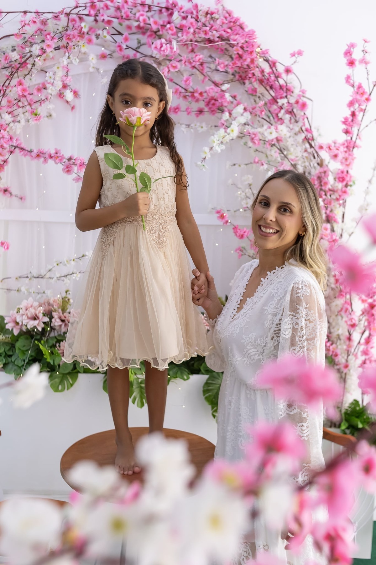 Ensaio de smash the cake em estúdio. Fotografo em Londrina especializado em ensaios de bebes, família e crianças. Momento registrado pela fotografa Giscellayne.