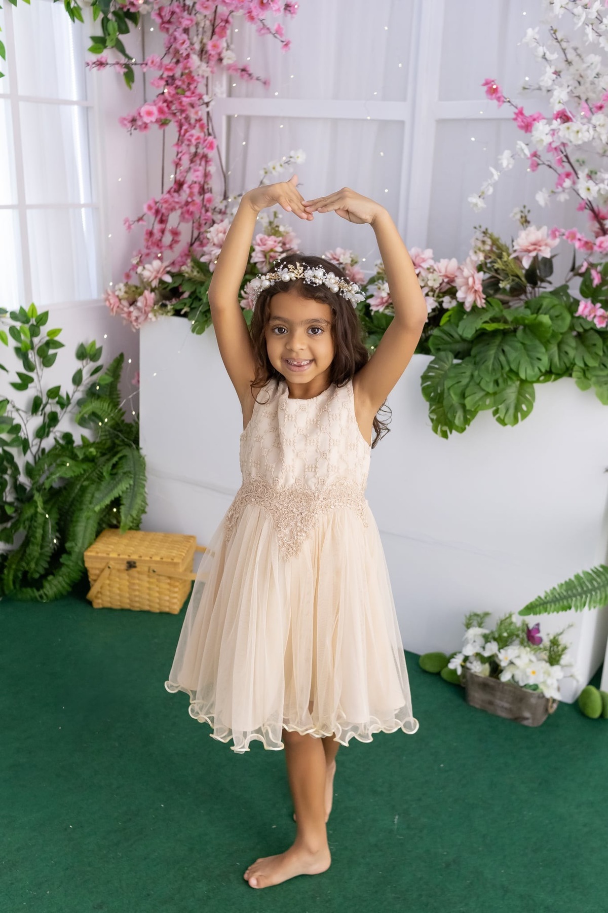 Ensaio de smash the cake em estúdio. Fotografo em Londrina especializado em ensaios de bebes, família e crianças. Momento registrado pela fotografa Giscellayne.
