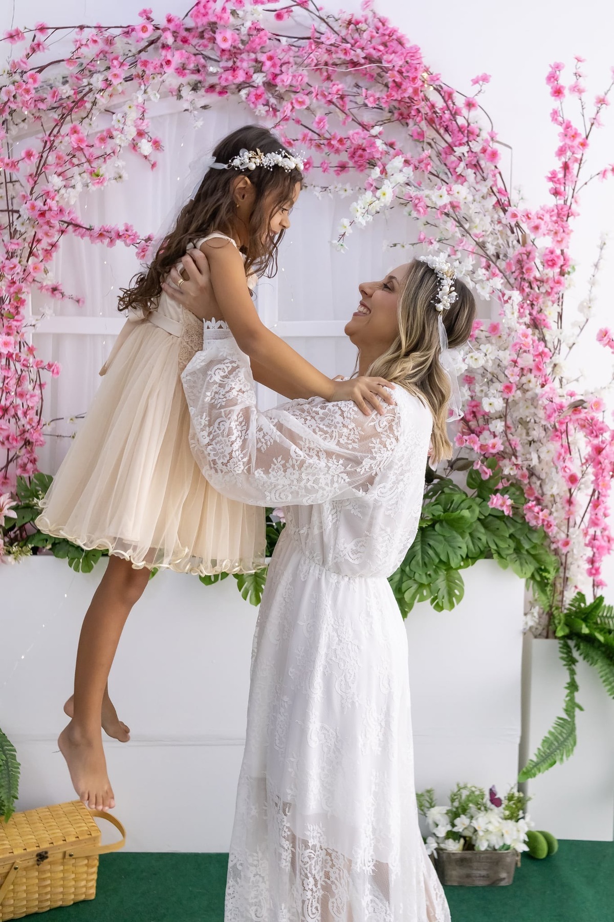 Ensaio de smash the cake em estúdio. Fotografo em Londrina especializado em ensaios de bebes, família e crianças. Momento registrado pela fotografa Giscellayne.