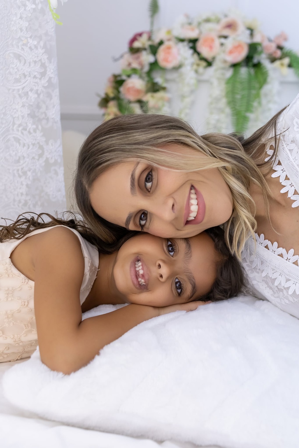 Ensaio de smash the cake em estúdio. Fotografo em Londrina especializado em ensaios de bebes, família e crianças. Momento registrado pela fotografa Giscellayne.