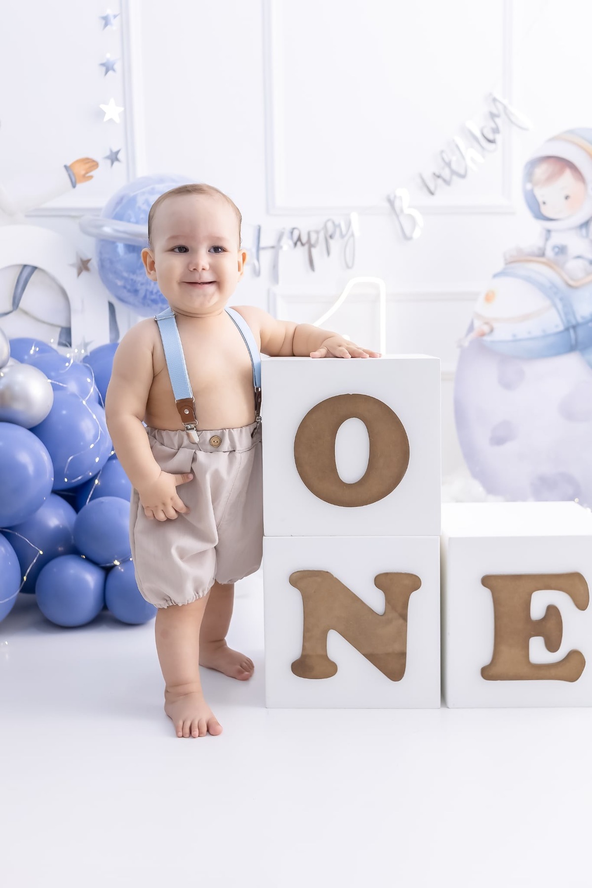 Ensaio de smash the cake em estúdio. Fotografo em Londrina especializado em ensaios de bebes, família e crianças. Momento registrado pela fotografa Giscellayne.