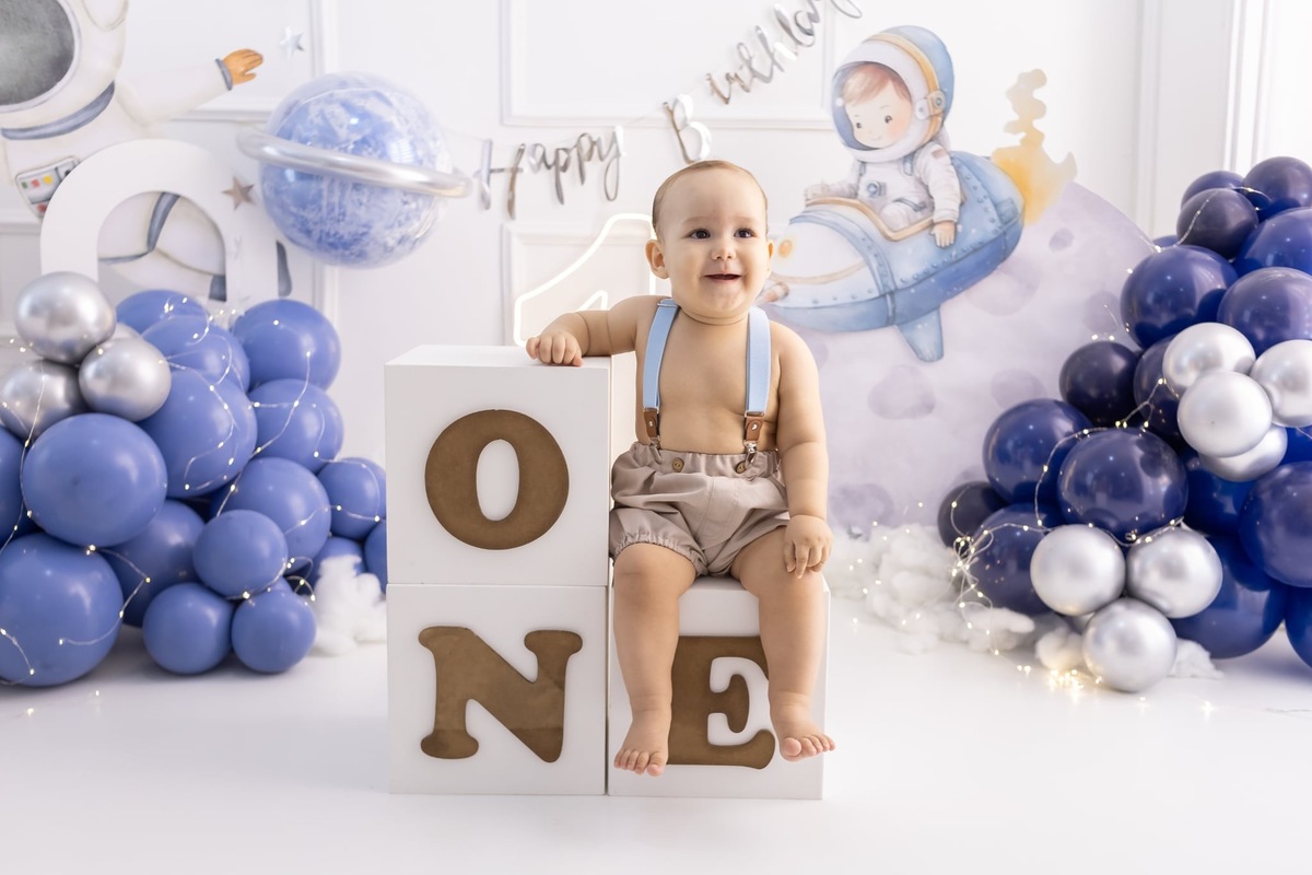Ensaio de smash the cake em estúdio. Fotografo em Londrina especializado em ensaios de bebes, família e crianças. Momento registrado pela fotografa Giscellayne.