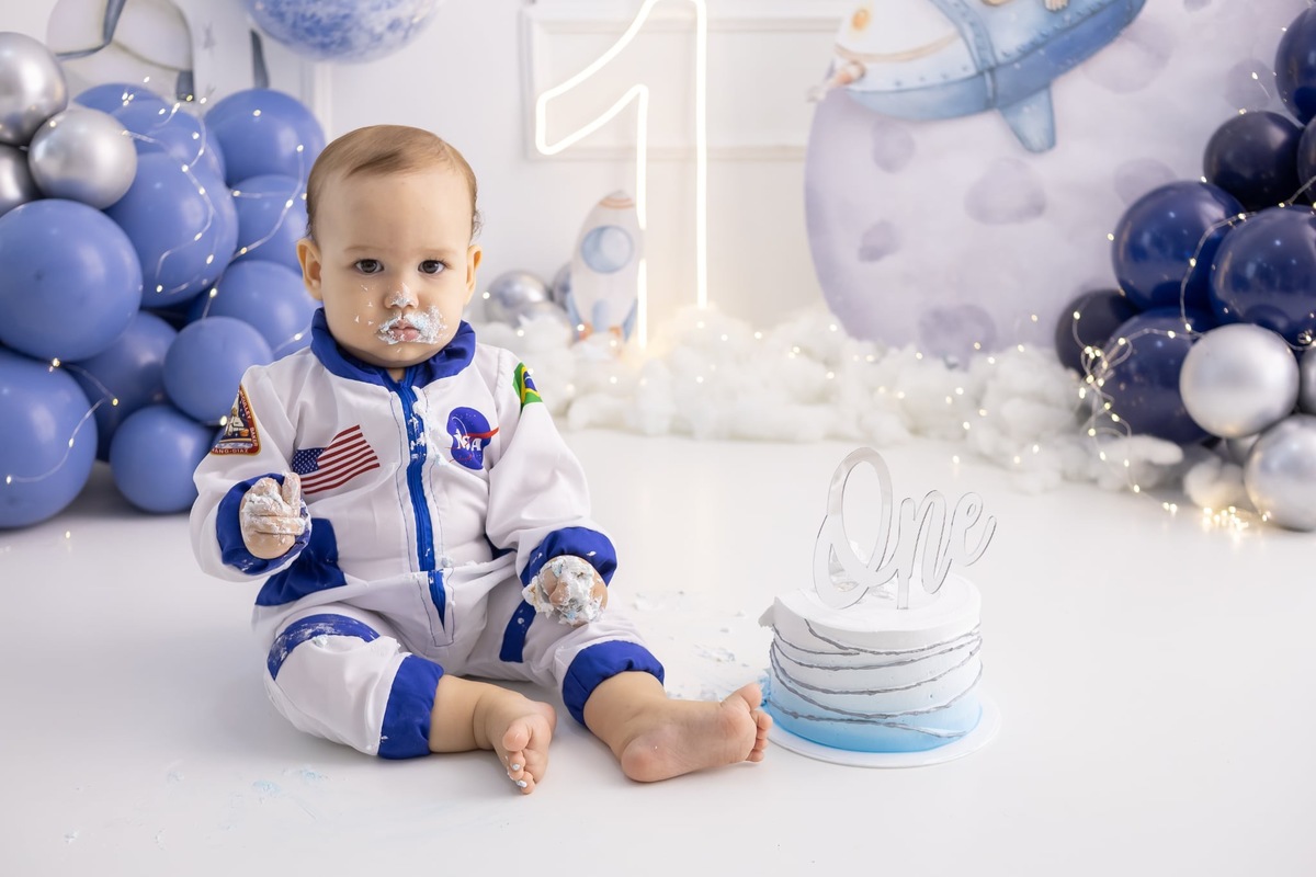 Ensaio de smash the cake em estúdio. Fotografo em Londrina especializado em ensaios de bebes, família e crianças. Momento registrado pela fotografa Giscellayne.