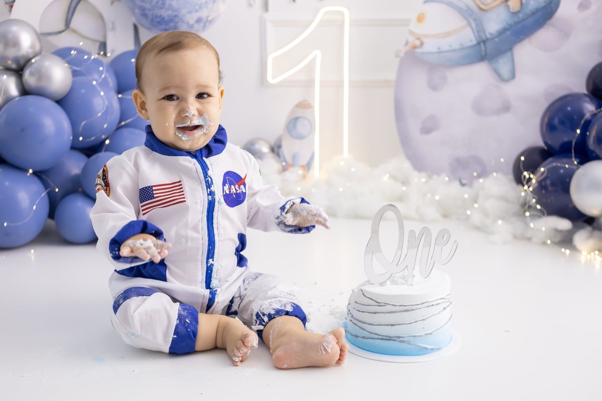 Ensaio de smash the cake em estúdio. Fotografo em Londrina especializado em ensaios de bebes, família e crianças. Momento registrado pela fotografa Giscellayne.