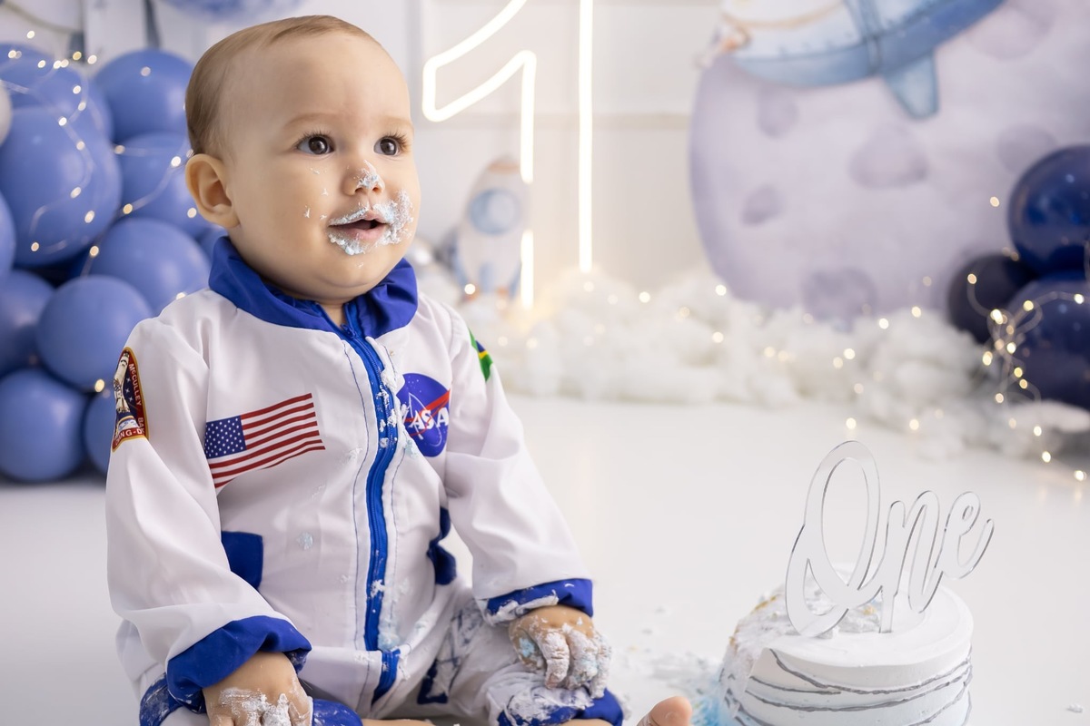 Ensaio de smash the cake em estúdio. Fotografo em Londrina especializado em ensaios de bebes, família e crianças. Momento registrado pela fotografa Giscellayne.