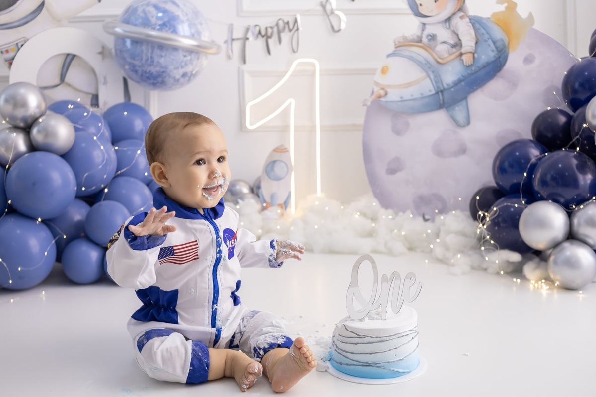 Ensaio de smash the cake em estúdio. Fotografo em Londrina especializado em ensaios de bebes, família e crianças. Momento registrado pela fotografa Giscellayne.