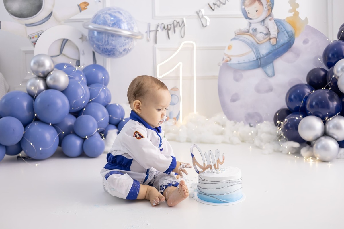 Ensaio de smash the cake em estúdio. Fotografo em Londrina especializado em ensaios de bebes, família e crianças. Momento registrado pela fotografa Giscellayne.