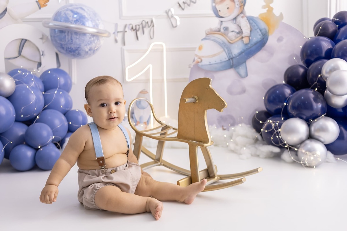 Ensaio de smash the cake em estúdio. Fotografo em Londrina especializado em ensaios de bebes, família e crianças. Momento registrado pela fotografa Giscellayne.