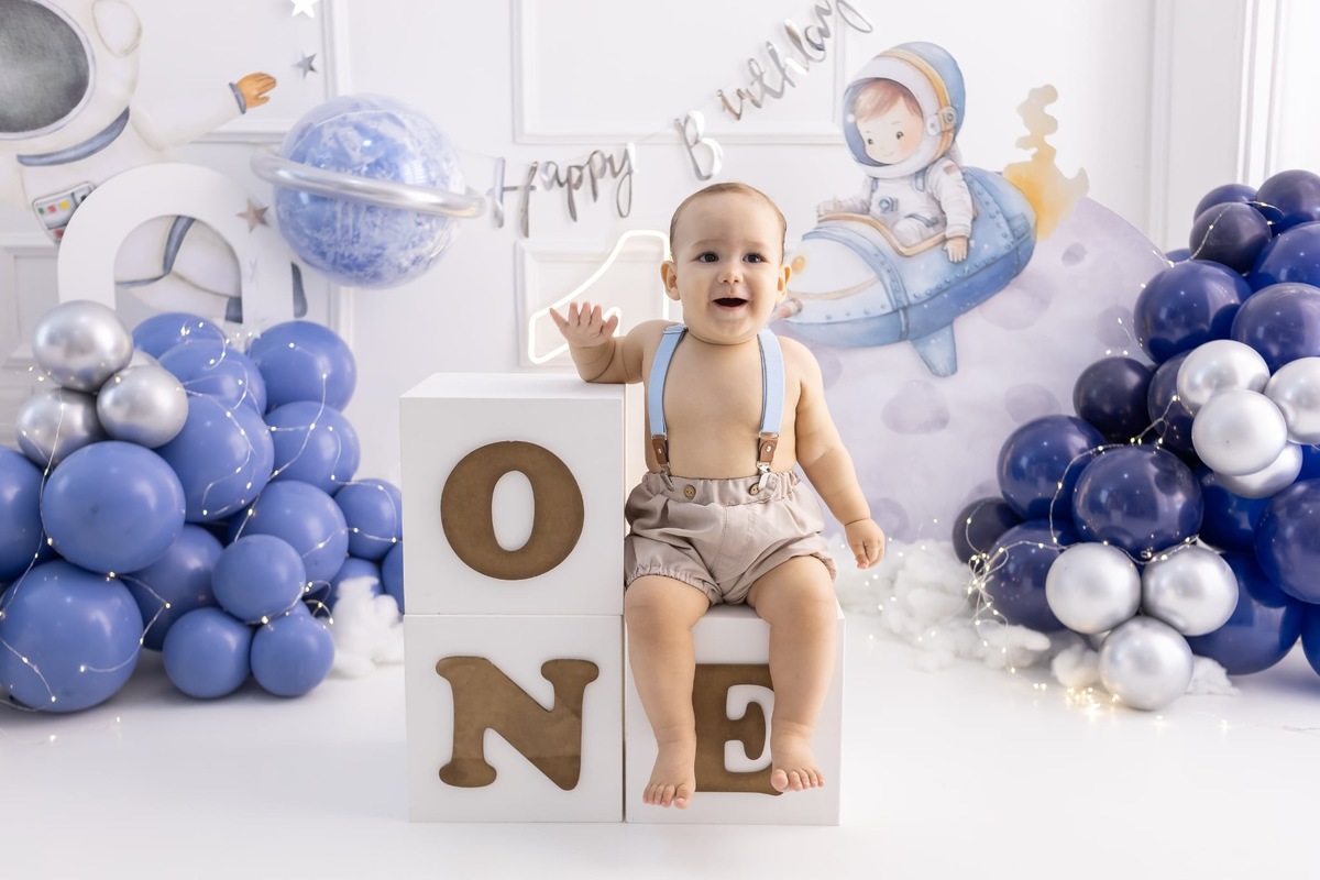 Ensaio de smash the cake em estúdio. Fotografo em Londrina especializado em ensaios de bebes, família e crianças. Momento registrado pela fotografa Giscellayne.