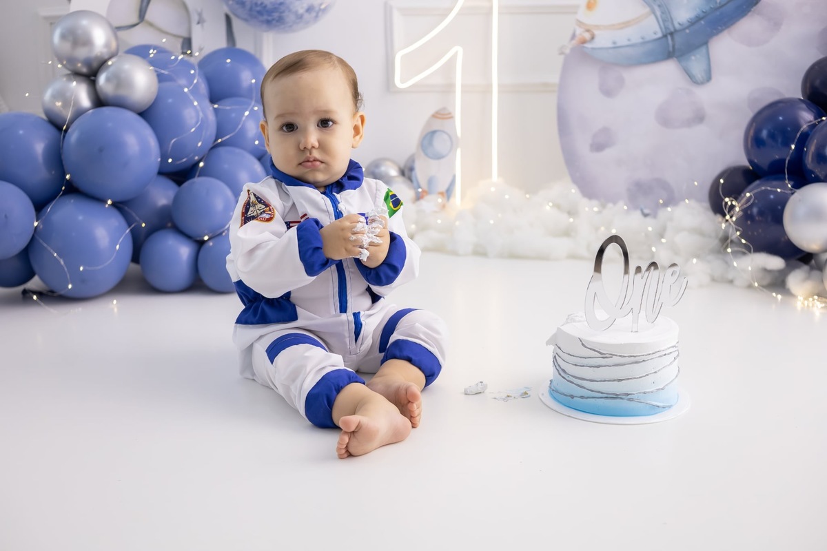 Ensaio de smash the cake em estúdio. Fotografo em Londrina especializado em ensaios de bebes, família e crianças. Momento registrado pela fotografa Giscellayne.