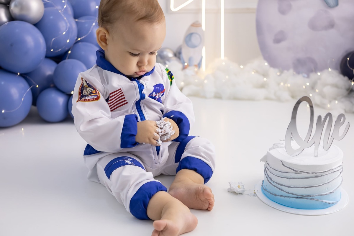 Ensaio de smash the cake em estúdio. Fotografo em Londrina especializado em ensaios de bebes, família e crianças. Momento registrado pela fotografa Giscellayne.