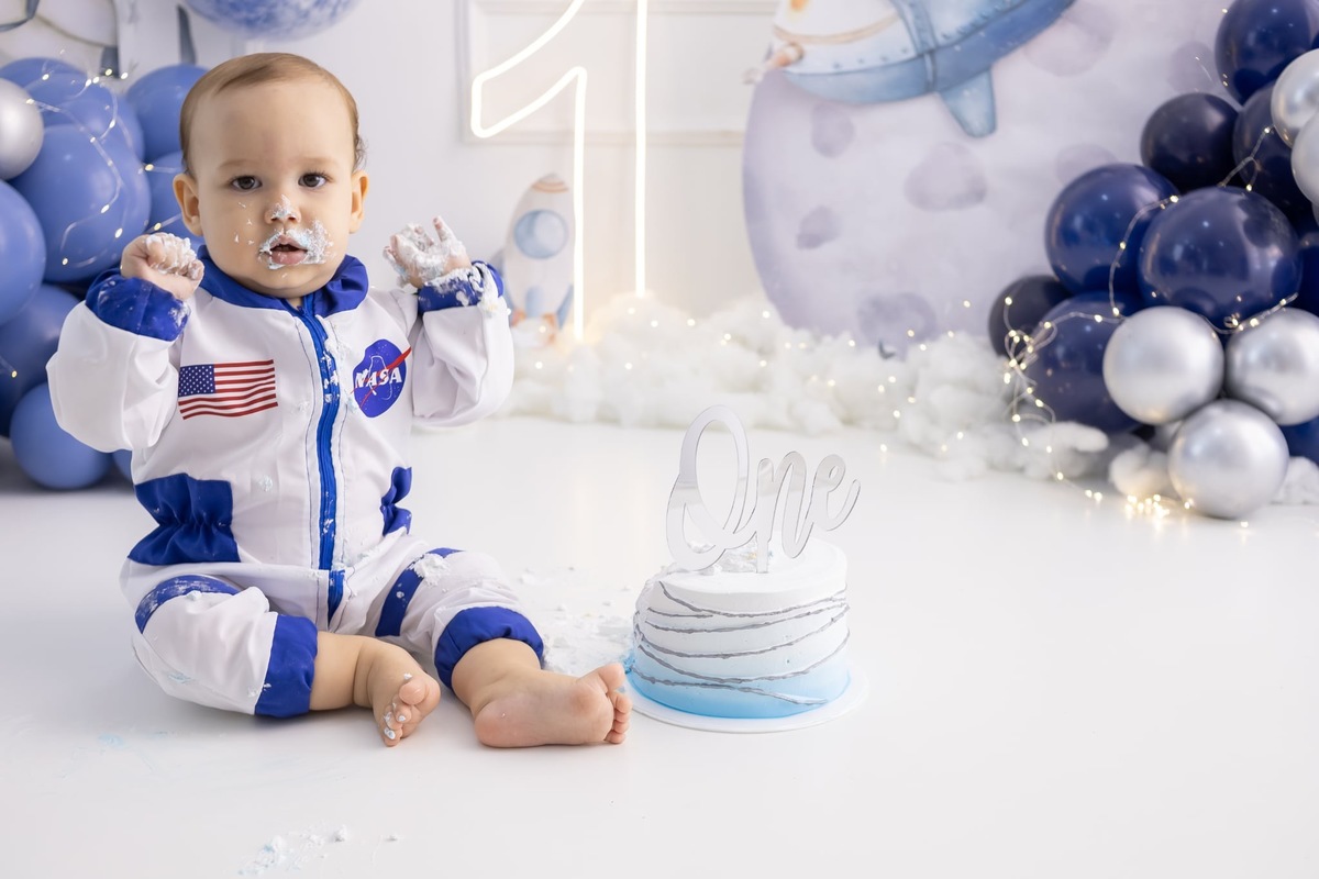 Ensaio de smash the cake em estúdio. Fotografo em Londrina especializado em ensaios de bebes, família e crianças. Momento registrado pela fotografa Giscellayne.