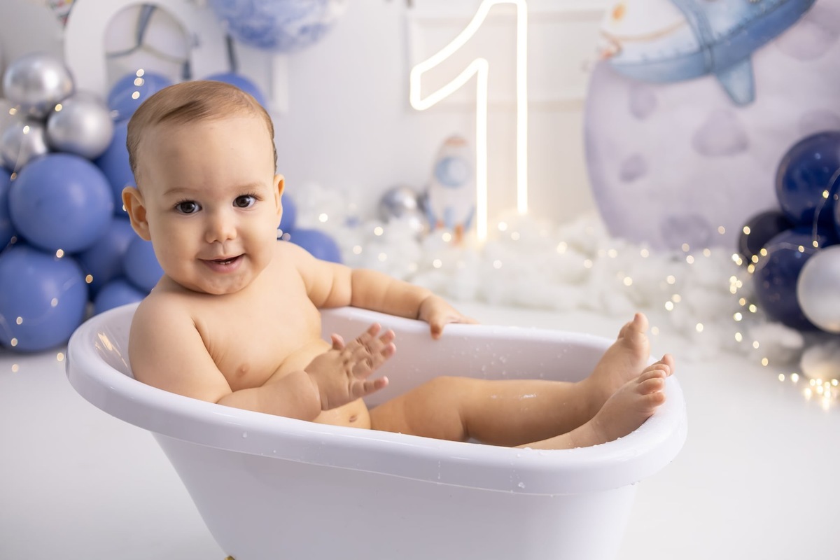 Ensaio de smash the cake em estúdio. Fotografo em Londrina especializado em ensaios de bebes, família e crianças. Momento registrado pela fotografa Giscellayne.
