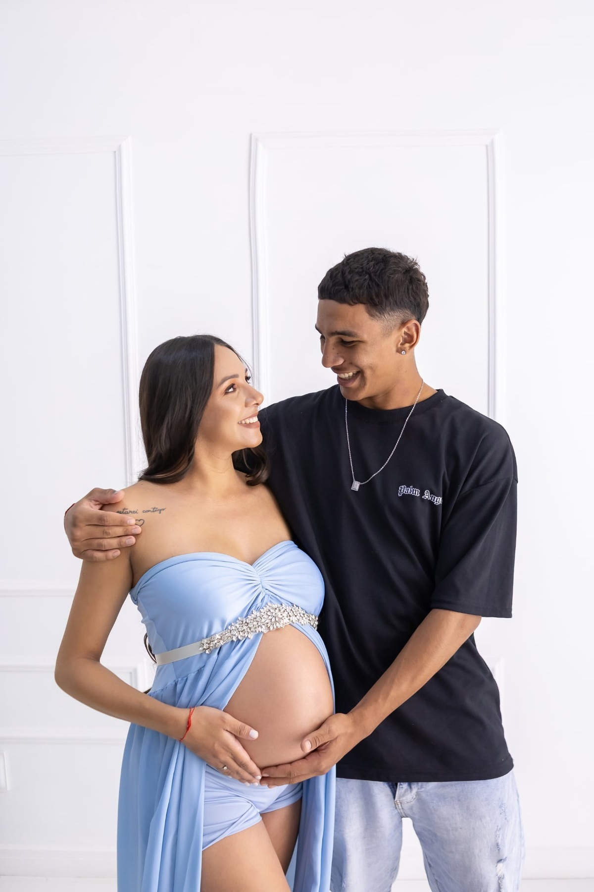 Ensaio de gestante em estúdio. Fotografo em Londrina especializado em ensaios de bebes, família e crianças. Momento registrado pela fotografa Giscellayne.