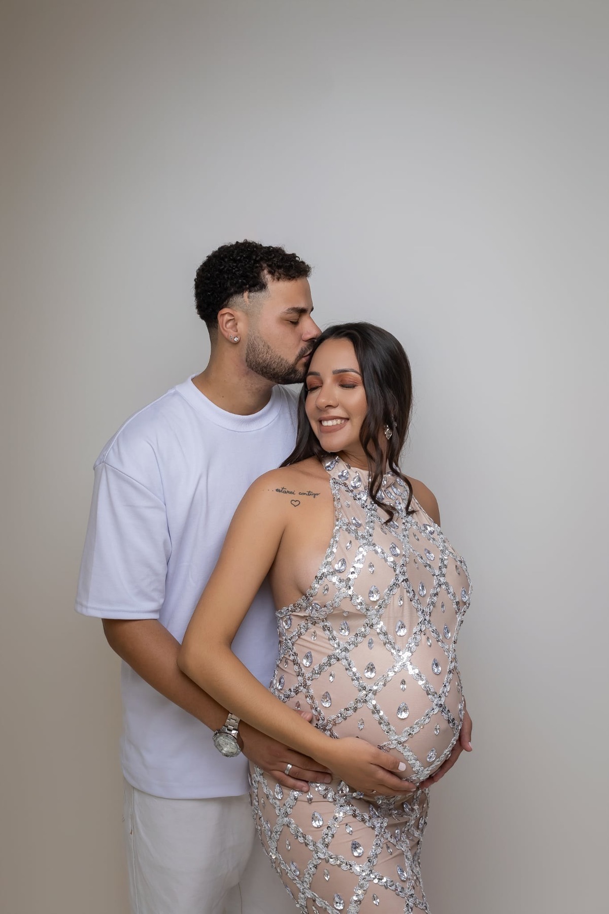 Ensaio de gestante em estúdio. Fotografo em Londrina especializado em ensaios de bebes, família e crianças. Momento registrado pela fotografa Giscellayne.