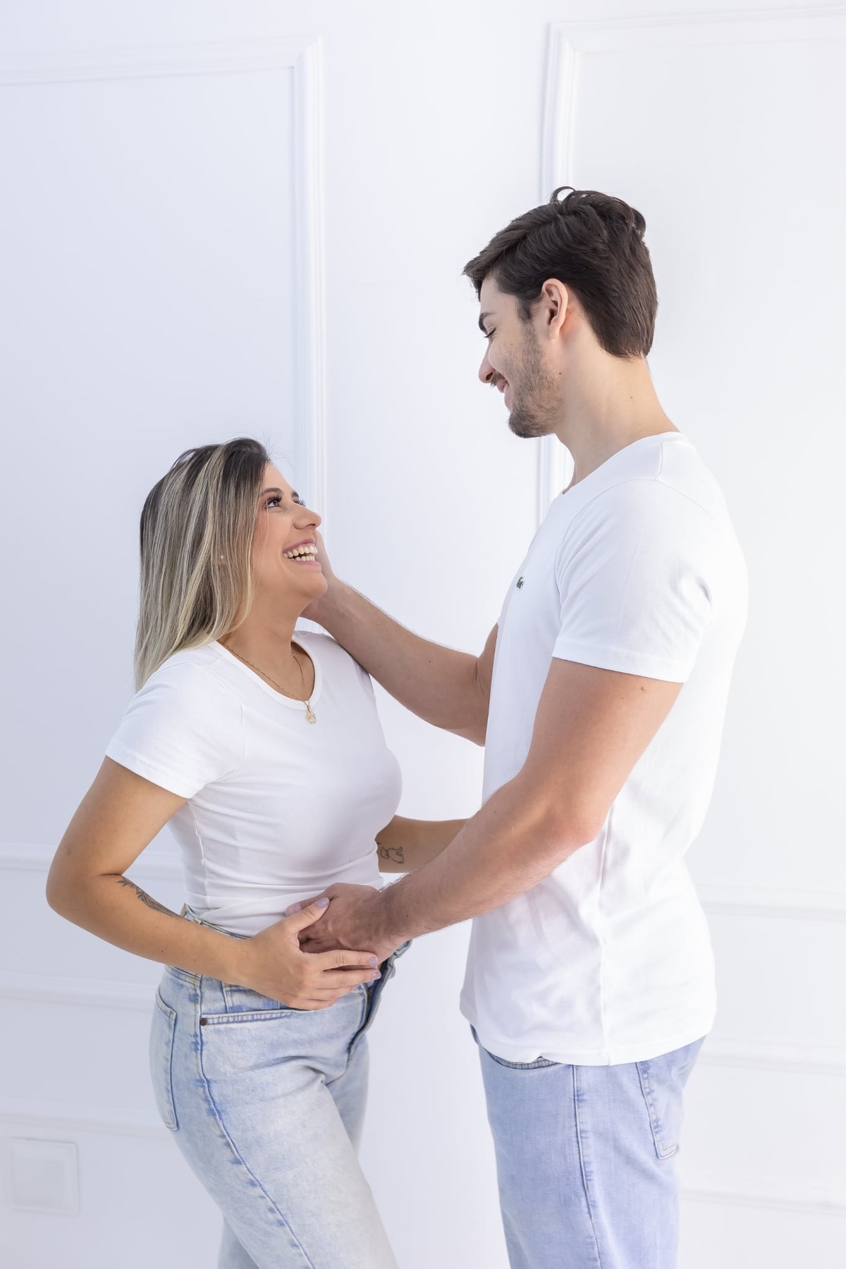 Ensaio de revelação do sexo do bebê  em estúdio. Fotografo em Londrina especializado em ensaios de bebes, família e crianças. Momento registrado pela fotografa Giscellayne.