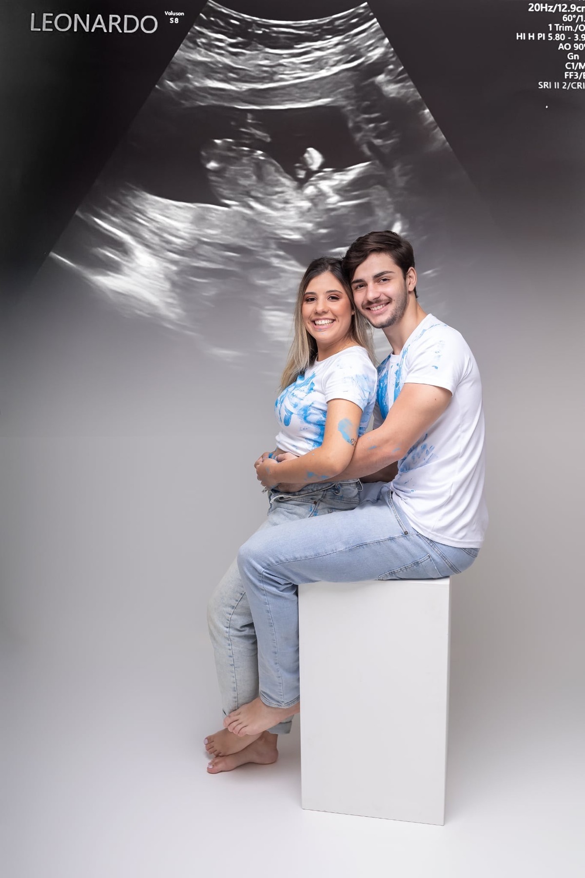 Ensaio de revelação do sexo do bebê  em estúdio. Fotografo em Londrina especializado em ensaios de bebes, família e crianças. Momento registrado pela fotografa Giscellayne.