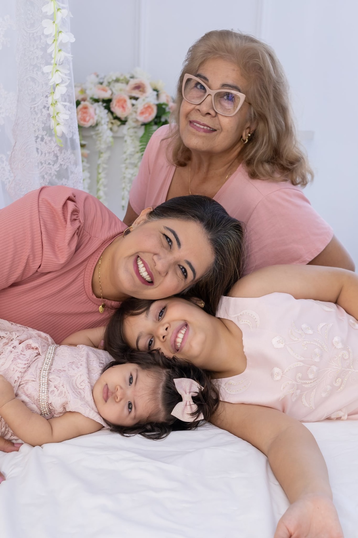 Ensaio de dia das mães em estúdio. Fotografo em Londrina especializado em ensaios de bebes, família e crianças. Momento registrado pela fotografa Giscellayne.