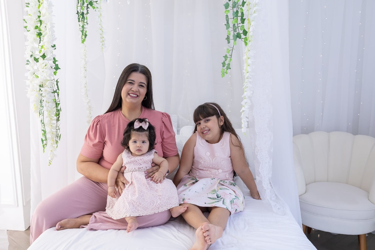 Ensaio de dia das mães em estúdio. Fotografo em Londrina especializado em ensaios de bebes, família e crianças. Momento registrado pela fotografa Giscellayne.