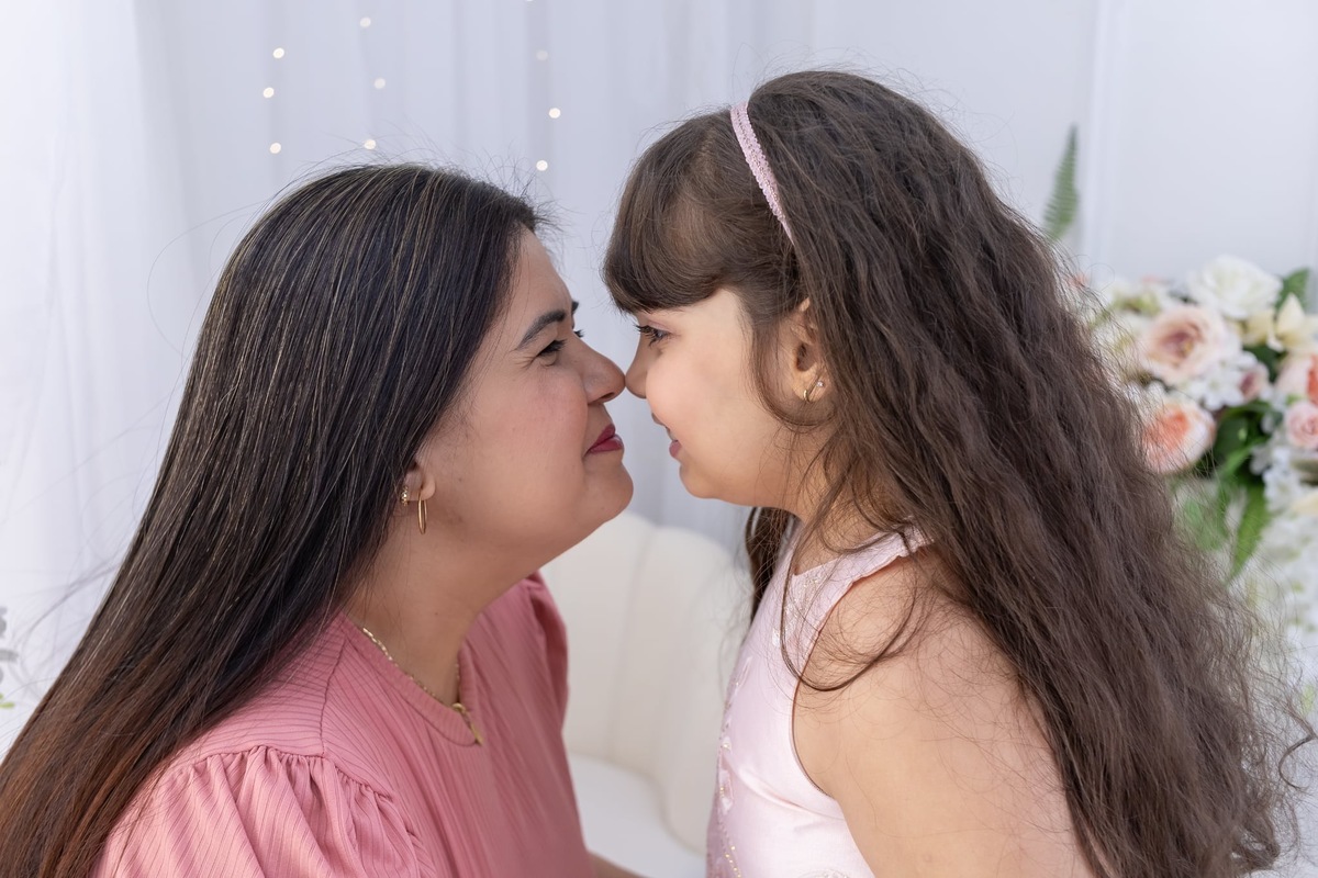 Ensaio de dia das mães em estúdio. Fotografo em Londrina especializado em ensaios de bebes, família e crianças. Momento registrado pela fotografa Giscellayne.