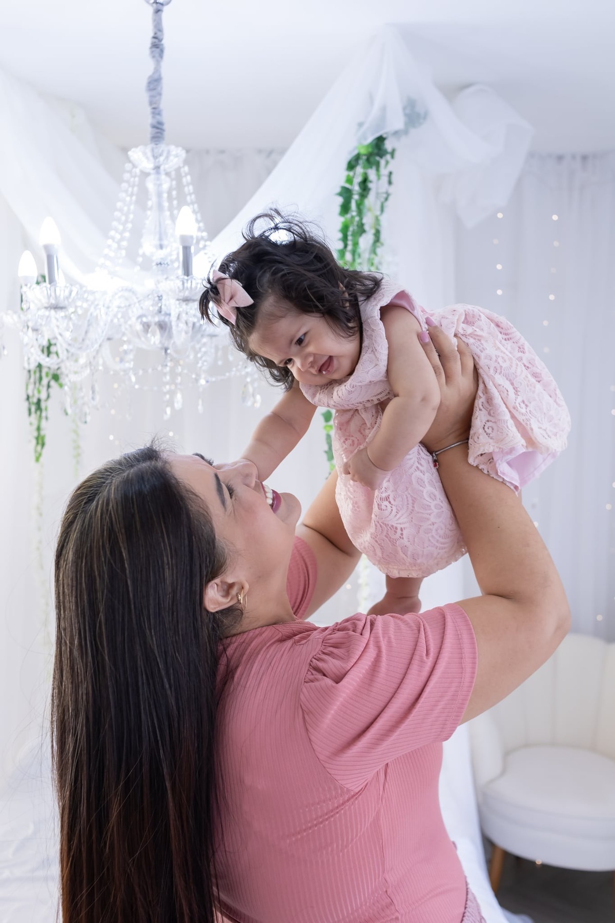 Ensaio de dia das mães em estúdio. Fotografo em Londrina especializado em ensaios de bebes, família e crianças. Momento registrado pela fotografa Giscellayne.