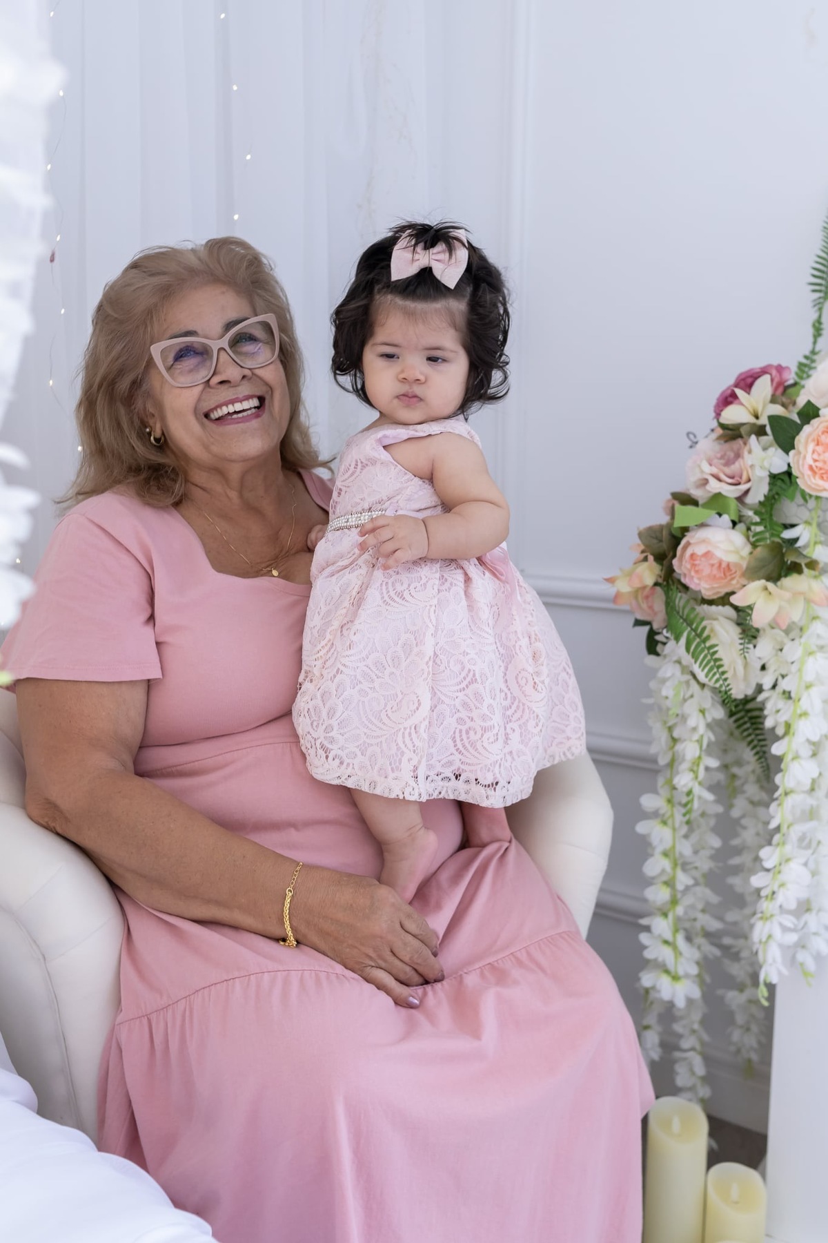 Ensaio de dia das mães em estúdio. Fotografo em Londrina especializado em ensaios de bebes, família e crianças. Momento registrado pela fotografa Giscellayne.