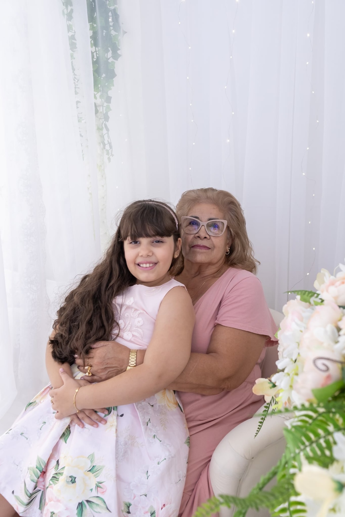 Ensaio de dia das mães em estúdio. Fotografo em Londrina especializado em ensaios de bebes, família e crianças. Momento registrado pela fotografa Giscellayne.