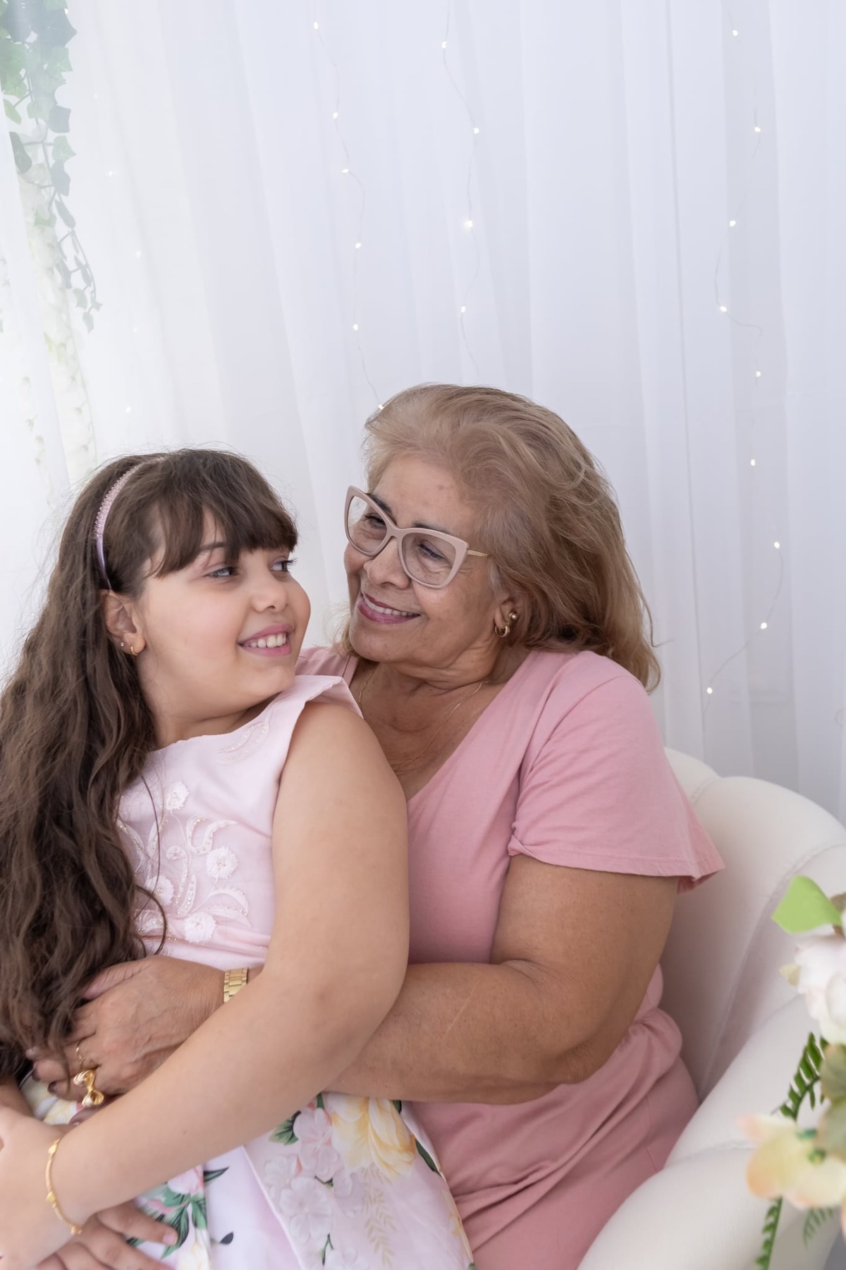 Ensaio de dia das mães em estúdio. Fotografo em Londrina especializado em ensaios de bebes, família e crianças. Momento registrado pela fotografa Giscellayne.