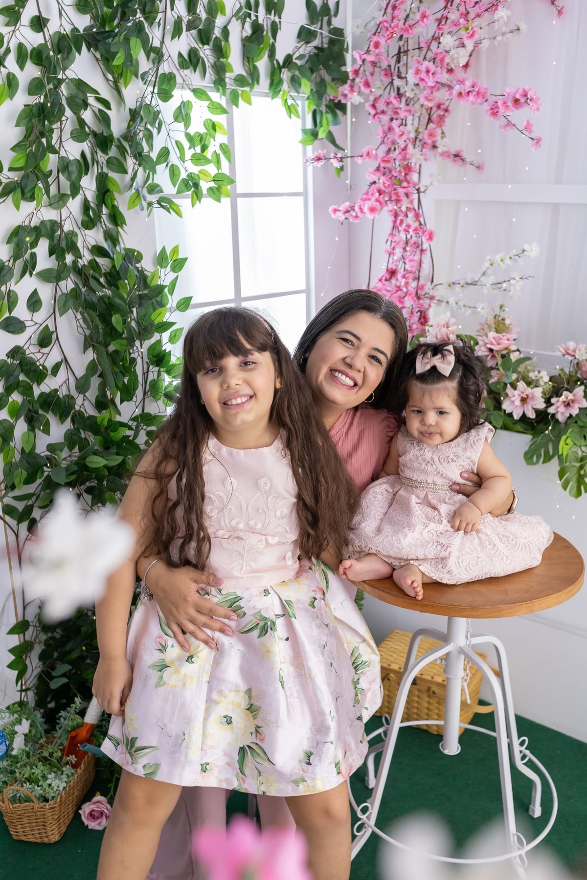 Ensaio de dia das mães em estúdio. Fotografo em Londrina especializado em ensaios de bebes, família e crianças. Momento registrado pela fotografa Giscellayne.